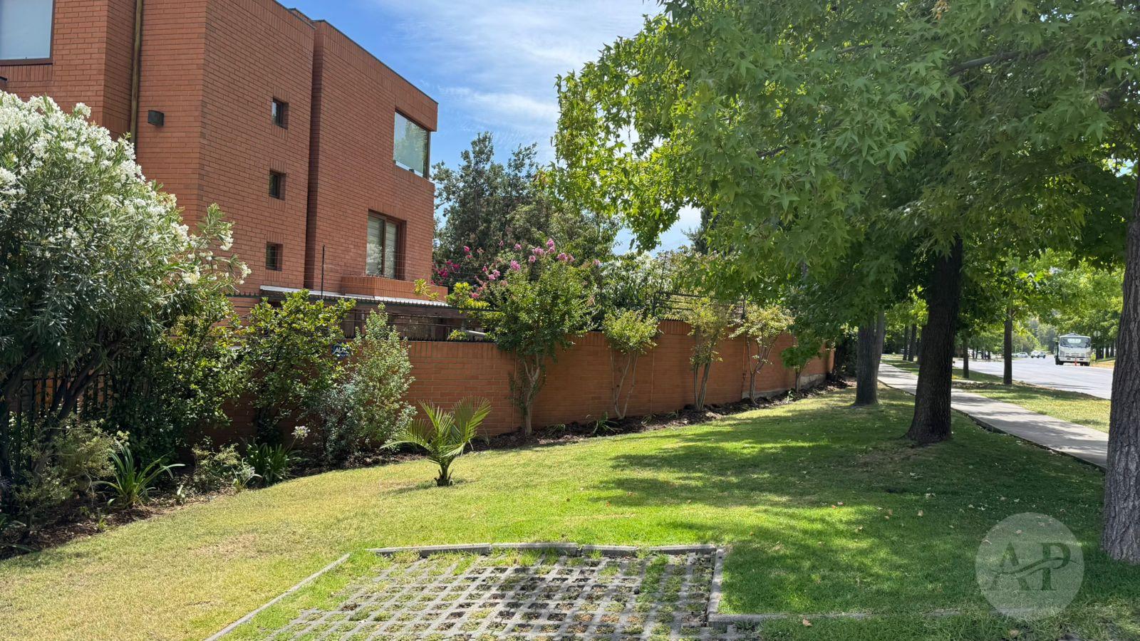 CASA SAN CARLOS DE APOQUINDO,CONDOMINIO, PISCINA. LADO UNIVERSIDAD Y COLEGIOS